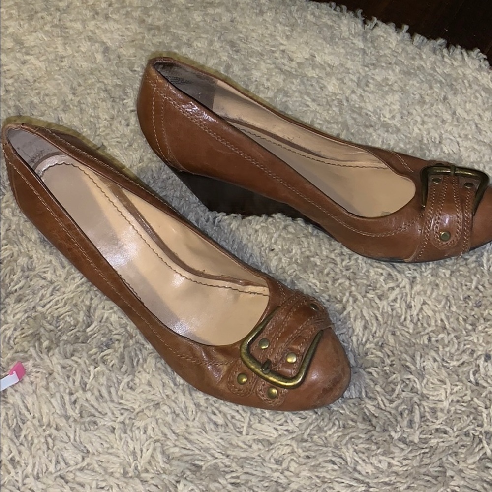 Nine West size 8 tan wedges with buckle